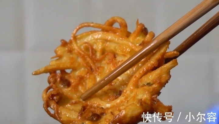 土豆饼|土豆不要炒着吃了,2分钟教你最新做法,金黄酥脆,比薯片还好吃