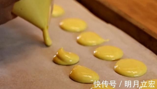 蛋黄饼干|鸡蛋别再炒着吃了，学会新吃法，做成小零食，香甜酥脆，家人爱吃