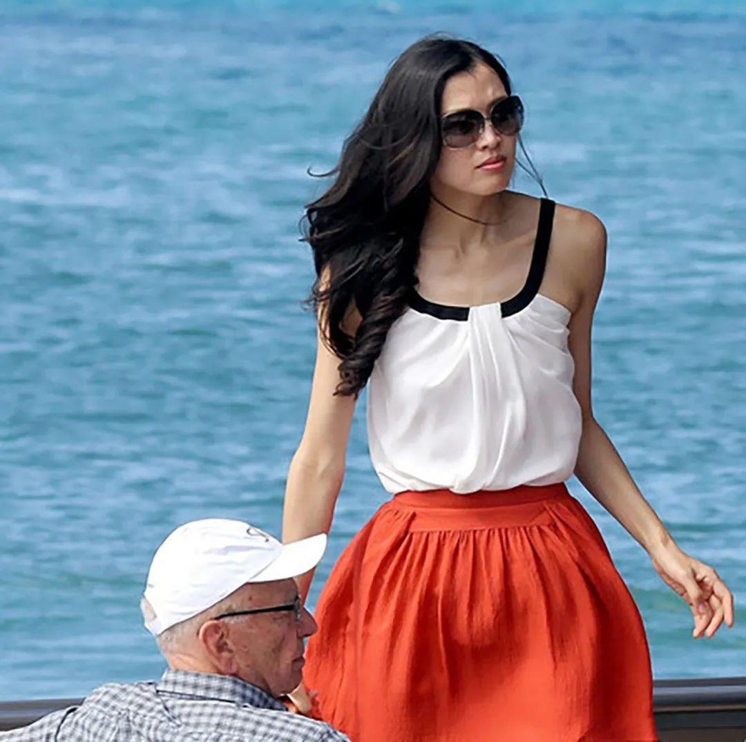 邓文迪太自信 带着美女朋友同默多克一起度假 三人同坐游艇出海 全网搜