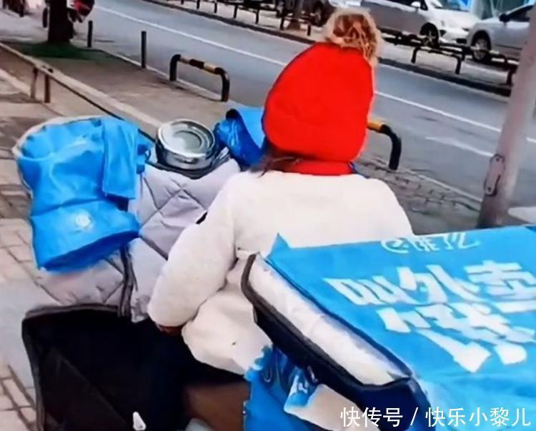 外卖箱|出生6个月住在外卖箱里,陪爸爸送餐的萌娃长大了,笑容依然治愈