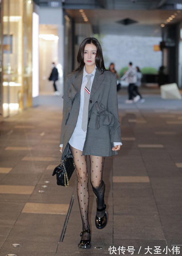 搭配|美女街拍:甜美风如何拥有,这些款式减龄又好看,春装选择不能少