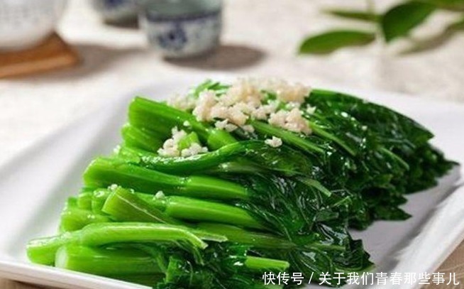 绿叶蔬菜|炒青菜总是发黄发黑?学会3个技巧,青菜又绿又嫩,不变色不出水