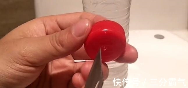 只用一个塑料瓶，马桶一辈子都不臭也不脏，赶紧在家试一试