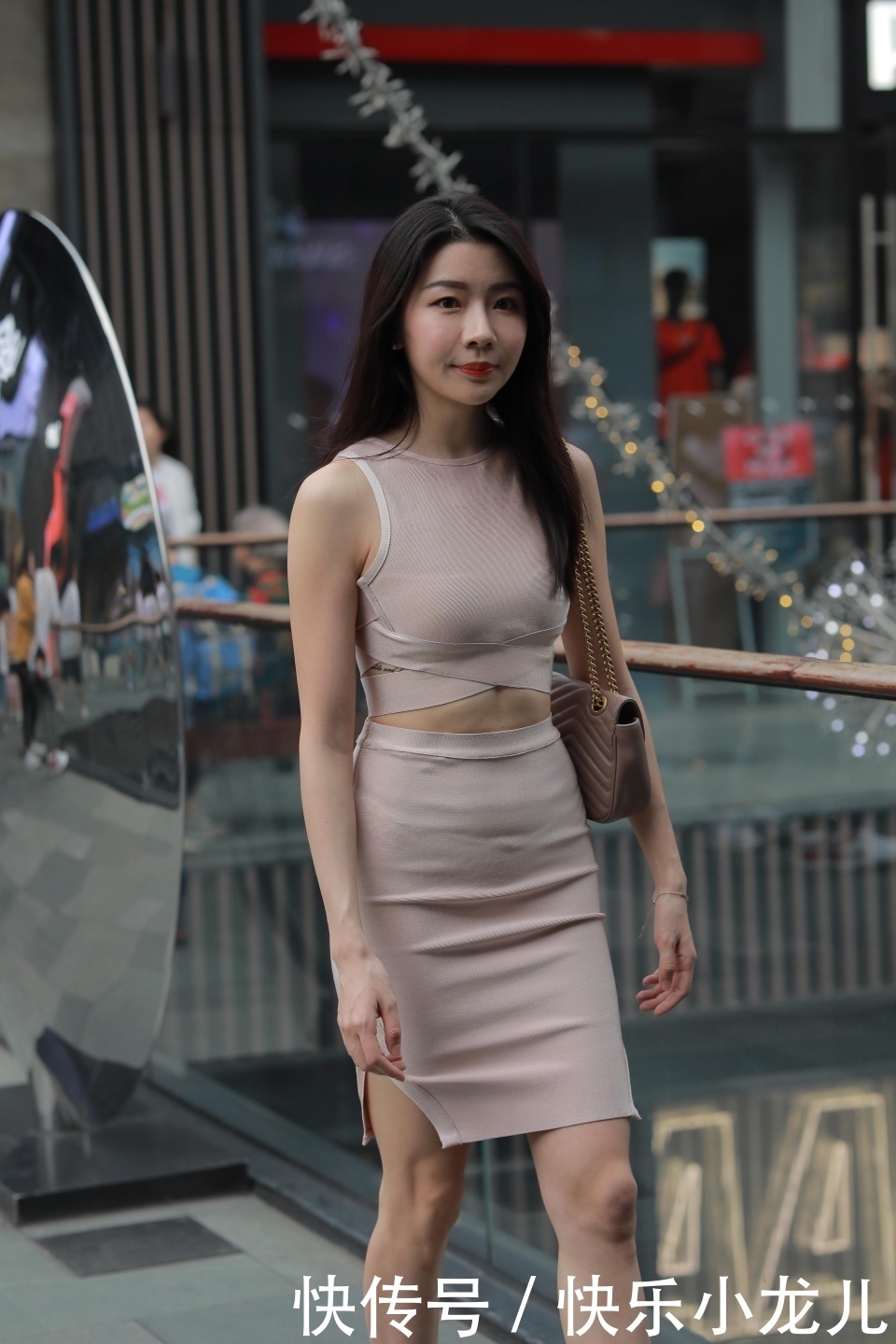 大秀|卡其色的套装,不仅大秀高挑好身材,更是把美腿突显得淋漓尽致