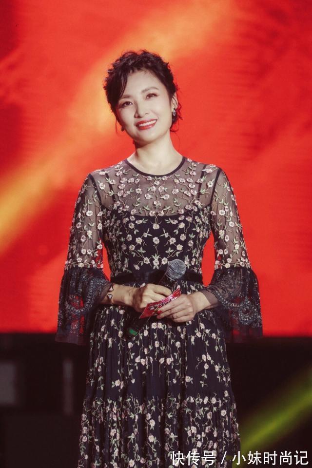 高跟鞋|周涛穿高跟鞋在公园遛狗，遛出了新高度，遛狗也穿这么正式？