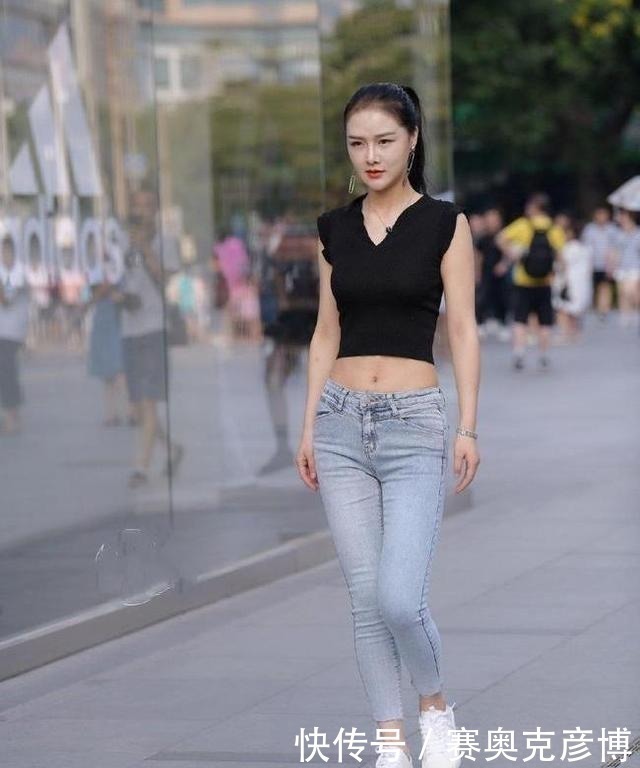 美女|街头美女的时尚穿搭,露脐背心+牛仔裤,彰显不一样的女神范儿