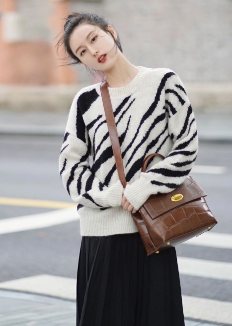 裙装|秋冬穿毛衣,尽量搭配半身裙,优雅时髦显气质,时髦百搭不出错