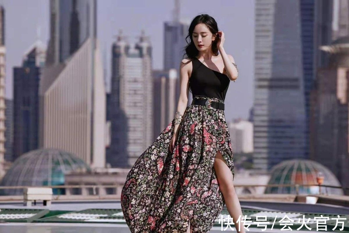 35岁杨幂出席活动大秀身材 穿单肩上衣秀精致锁骨 一双长腿吸睛 全网搜