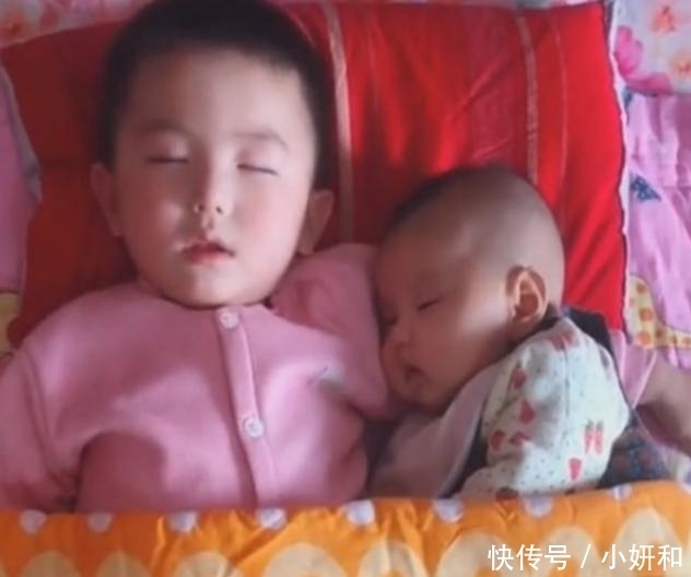 哥哥|哥哥抱着弟弟睡着了 妈妈掀开被子看到这画面 网友:太有爱了
