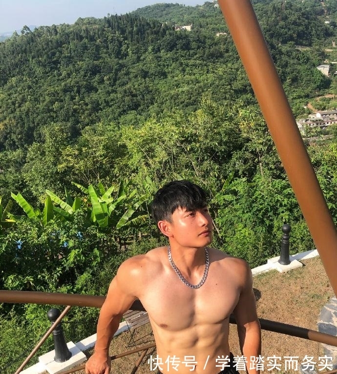 学霸|四川师范大学肌肉学霸,24岁健壮大长腿,这霸气麒麟臂胸肌也太可了!