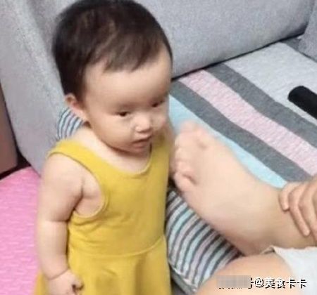 女儿|爸爸实力坑娃,让女儿闻自己的臭脚,女儿听话照做,结果怀疑人生