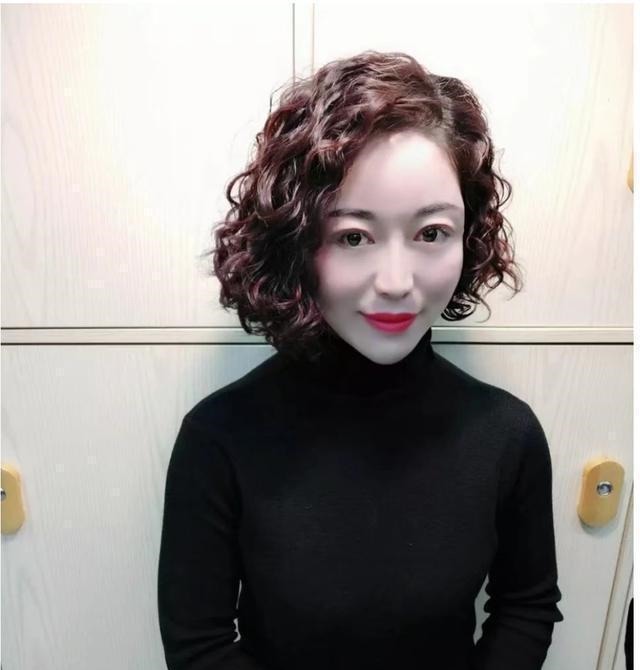 利落 女人过了40岁发型这样剪,时尚利落又洋气,显小10岁都不止