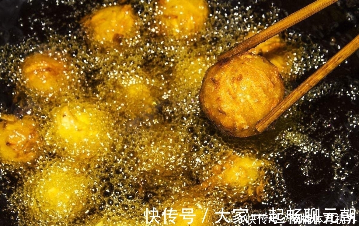 炸猪肉丸子时,直接放到油里炸是不对的,多加一步,丸子外酥里嫩