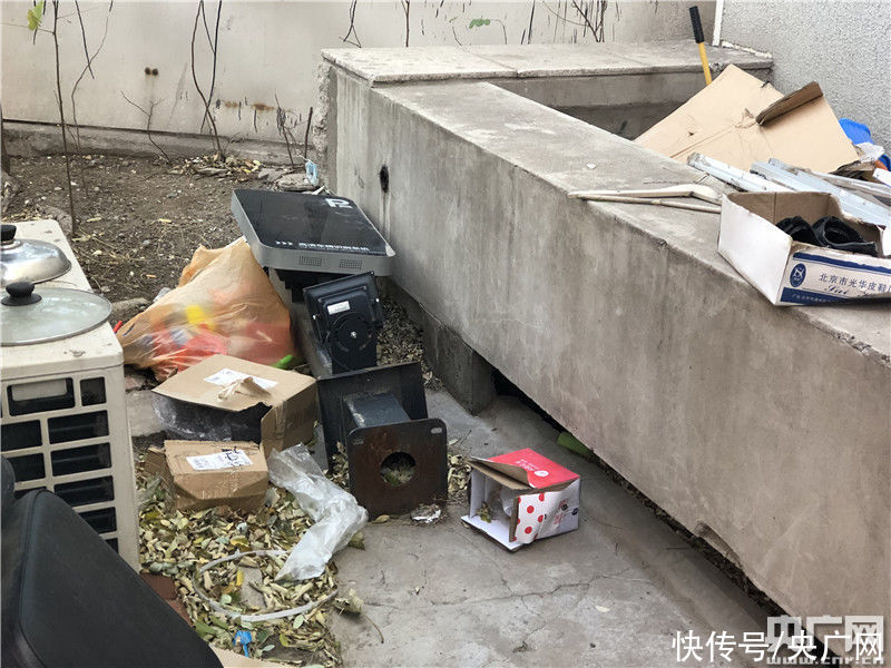 裸奔|部分老小区无接触临时快递货架现状：纸箱乱丢弃 面单信息存“裸奔”风险