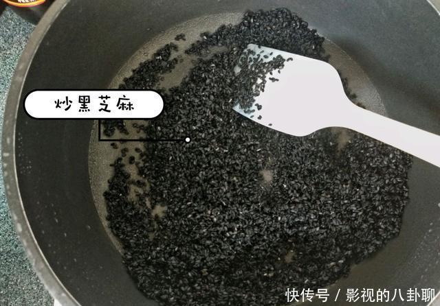 细滑|冬季养生少不了三黑芝麻糊，细滑香浓，尤其适合老人和孩子