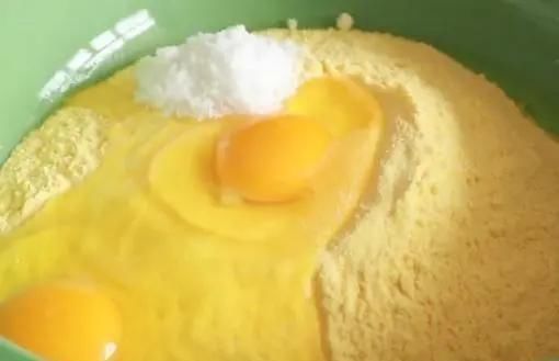 家里有玉米面一定要学做它，不用烤箱，咬一口直掉渣，太香了