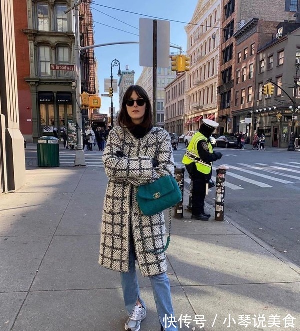 马丁靴 女人过了50岁,建议少穿高跟鞋多穿这3种鞋,时髦舒适还百搭