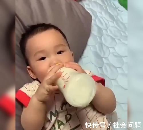母乳喂养|萌娃因“奶瘾”超大走红,网友:建议直接把娃送到戒奶所比较好!