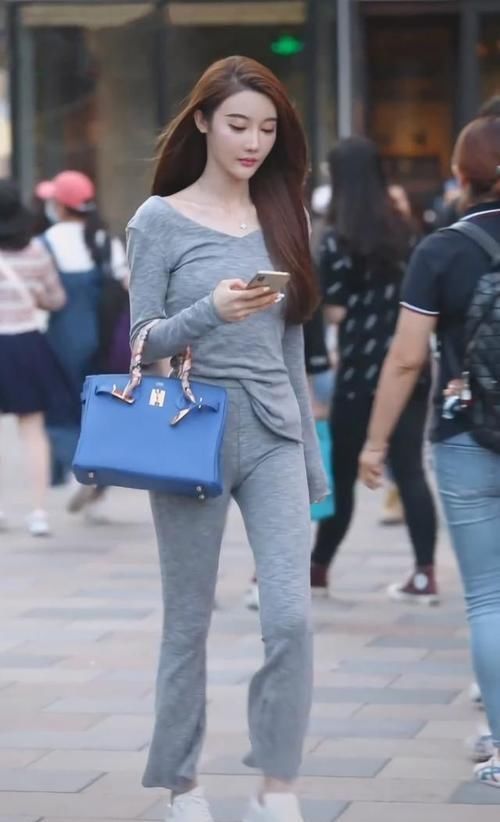 街拍小姐姐一身灰色的运动套装,很有少女范