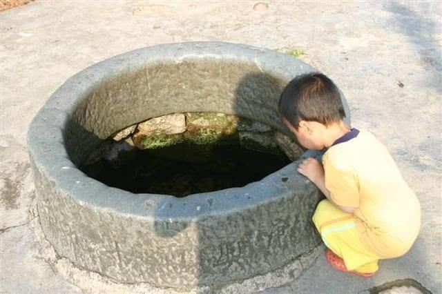 农村|农村俗语“一人不进庙,二人不看井,三人不抱树”,是啥意思