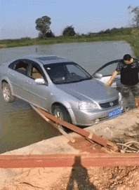 |搞笑GIF趣图:坐摩托车的妹子都被吓到了,没想到车子会掉进坑里