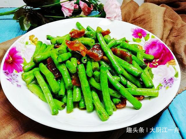 炒豆角|炒豆角时,先放油就错了!大厨教你这样做,豆角翠绿鲜香更入味