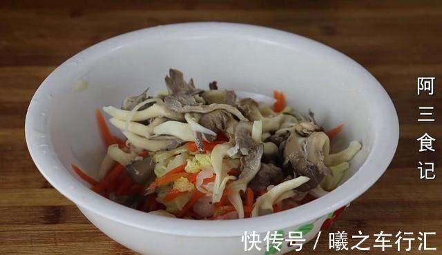 做法|白菜里加一把蘑菇，教你新做法，不炖不炒，太香了，出锅就扫光