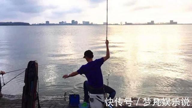 大鱼|长沙男子中大鱼后下水捞竿不幸溺亡，钓鱼人：垂钓切勿下水