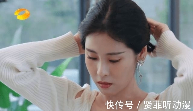 张碧晨|张碧晨中餐厅用筷子扎头发遭吐槽,网友:这样真的好吗?