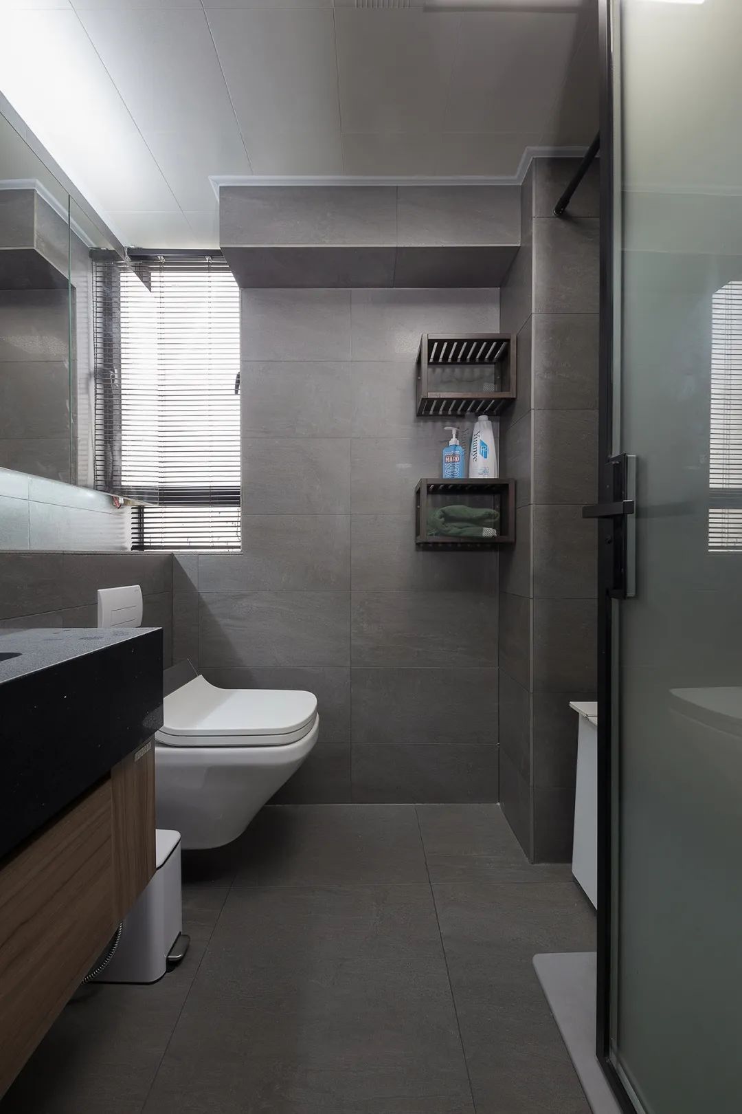 布置|125㎡现代黑白灰+木质感,简雅舒适无主灯,品质生活好自然