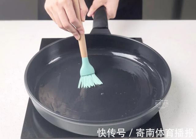 不用烤箱,一把平底锅就能做,店里一盒好几十,在家10块搞定一盘