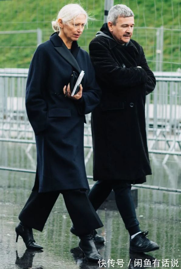 chris|60岁阿姨把黑大衣穿得好惊艳,头发花白还扎个啾啾,我也不怕老了