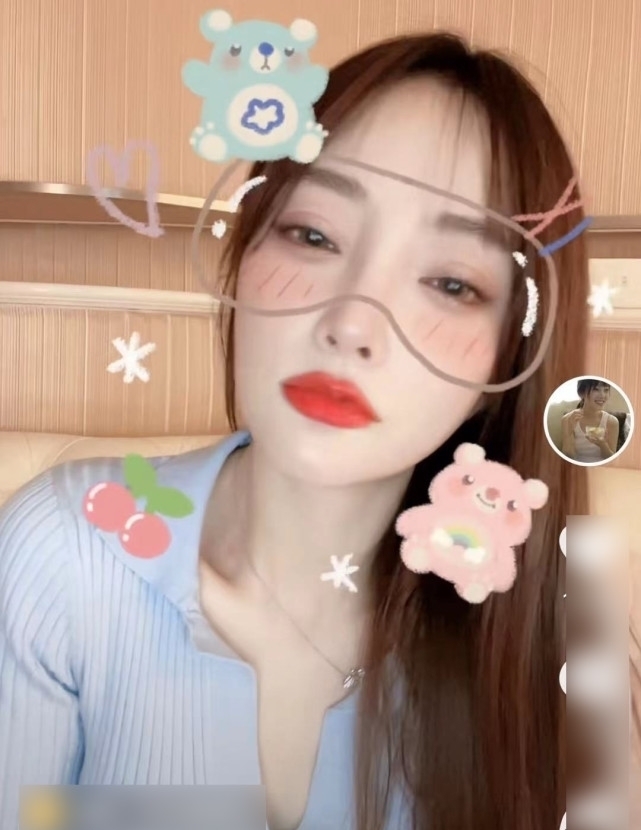 李小璐大晒美照唱情歌,中指戒指抢镜