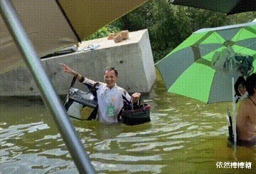 钓鱼人的执着让人惊叹:涨潮后泡在海水中垂钓和送餐