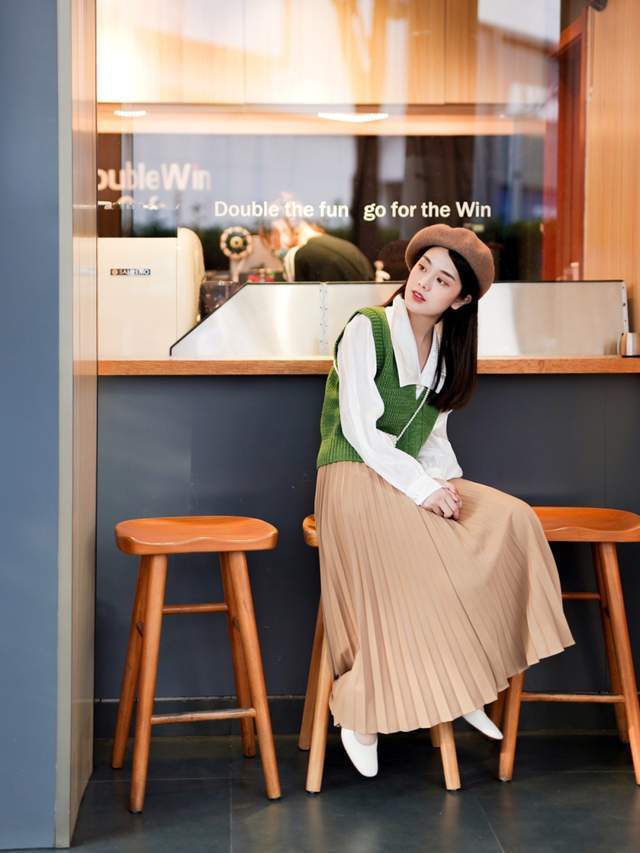 马甲|毛衣马甲背心穿搭指南,泡泡袖衬衫+牛仔裤,怎么看都显得很洋气