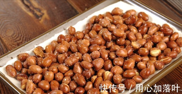 炸花生米，别再直接下锅炸，3个窍门掌握好，又酥又脆，越嚼越香！