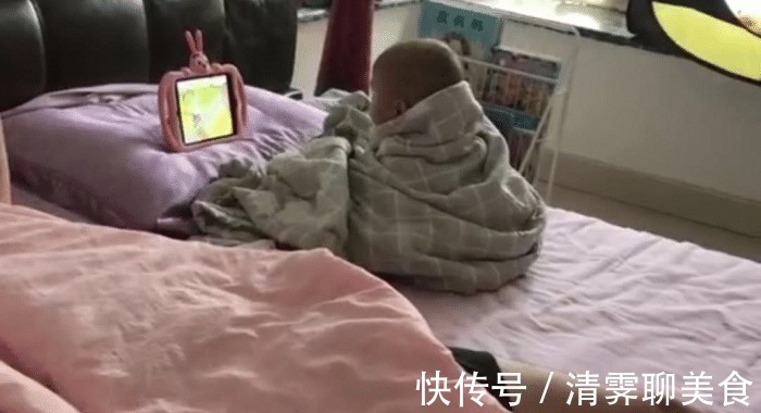 被子|“佛系父子”空调房里自得其乐,裹着被子的宝宝像极了一休哥