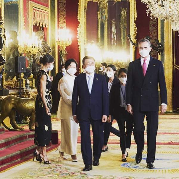 廓形|韩国第一夫人穿泡泡袖展温婉东方美,西班牙王后用“中国风”致敬