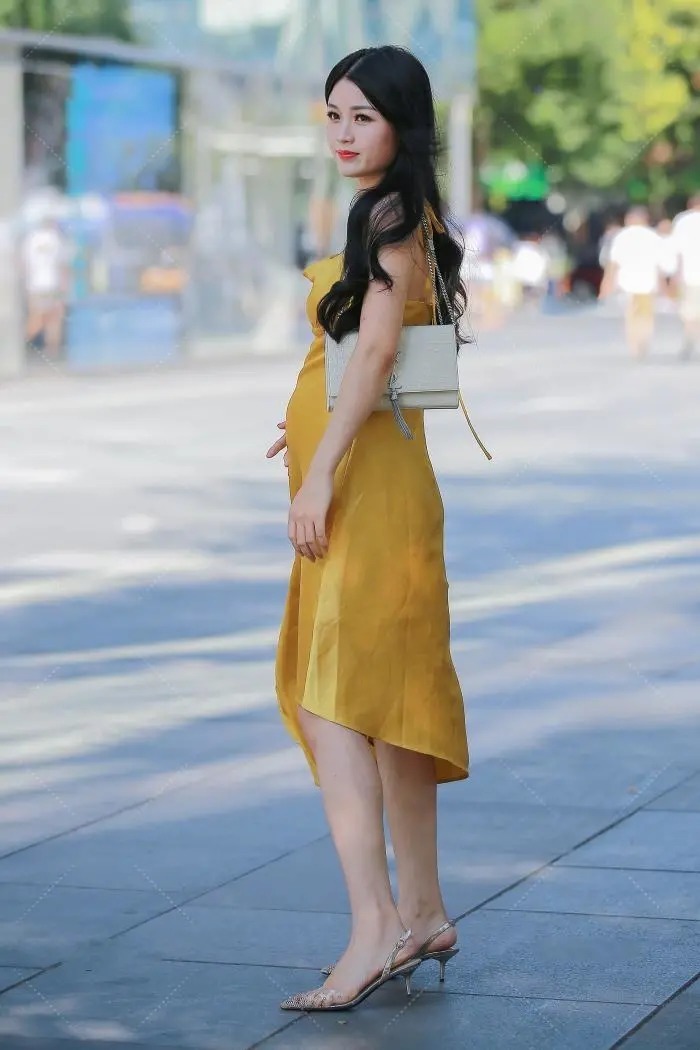 颜色|连衣裙穿上很显气质,黄色连衣裙显得皮肤白到发光
