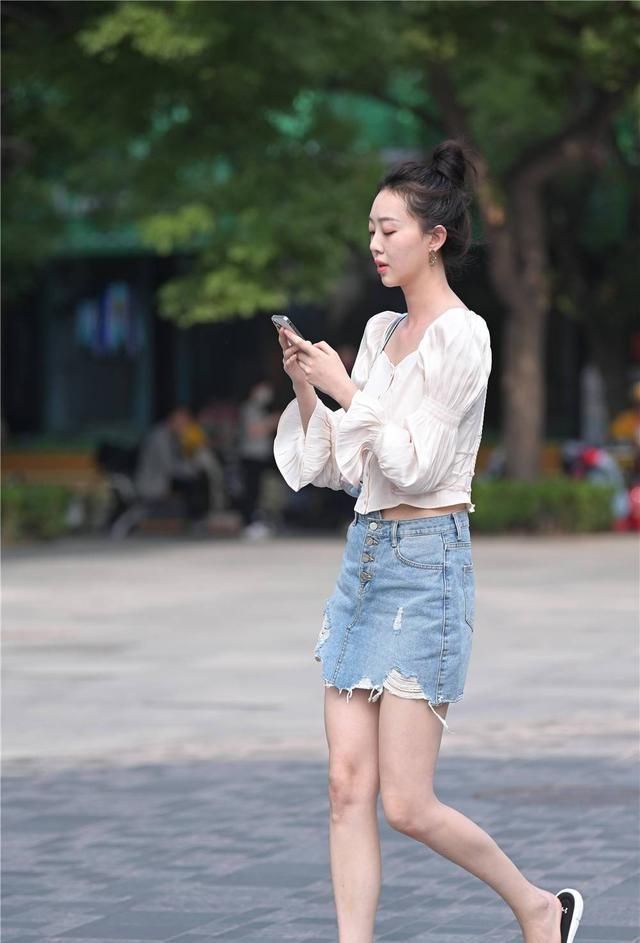 简约|牛仔短裙，夏季清凉穿搭，是很多时尚姑娘喜欢的款式