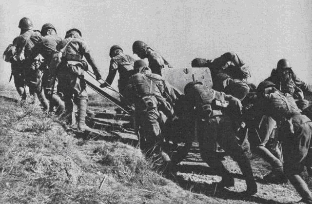 战士|无耻日寇,趁着抗日战士家娶媳妇,偷袭集镇一口气杀害百余人