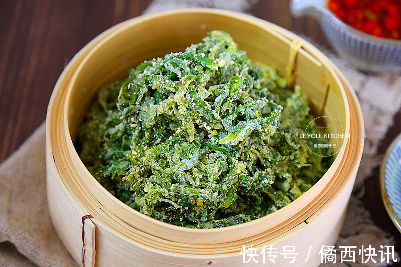 茼蒿叶拌点面粉蒸熟，比炒着吃更香，是菜也是主食，饱腹还不长肉