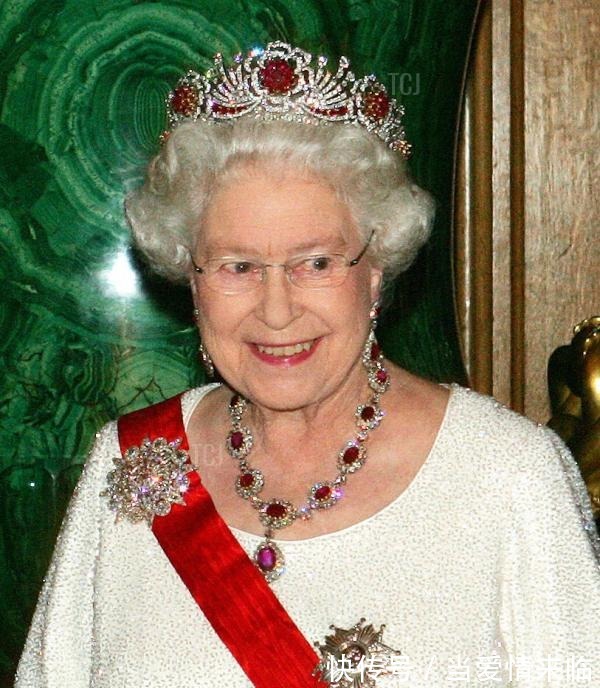 耳环 新年就是要红!王室红宝石珠宝看起来!