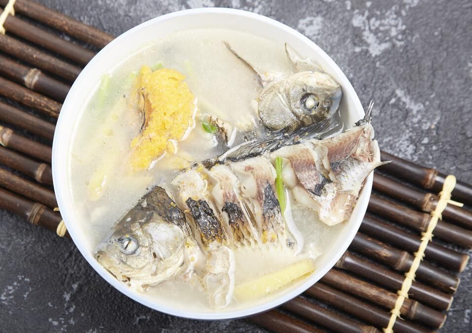 炖鱼汤，用凉水还是开水？掌握3个窍门，鱼汤奶白又鲜美，没腥味