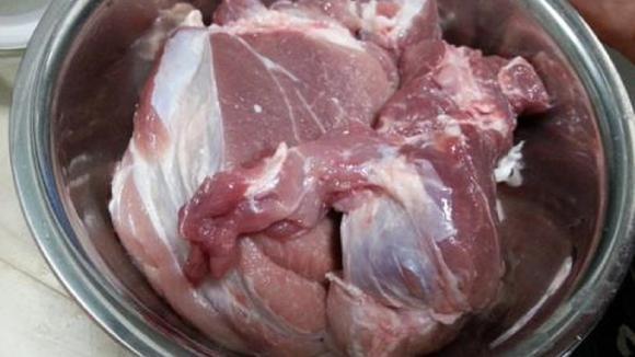 洗猪肉，别只会用清水！学会正确方法，再加2样，快速清洗无腥味
