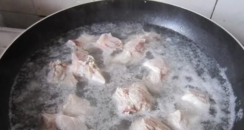 为何排骨焯水后又腥又柴？大厨：用错水，就别怪排骨难吃不入味！