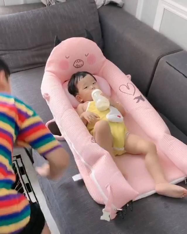 大宝幼儿园|谁还不是个宝宝了?趁宝妈不注意,哥哥偷偷“试用”弟弟襁褓