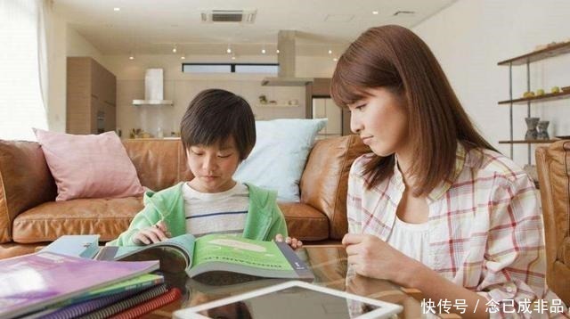 草莓|男孩捏坏超市白色草莓,宝妈的话让人无语,售货员128一斤赔吧!