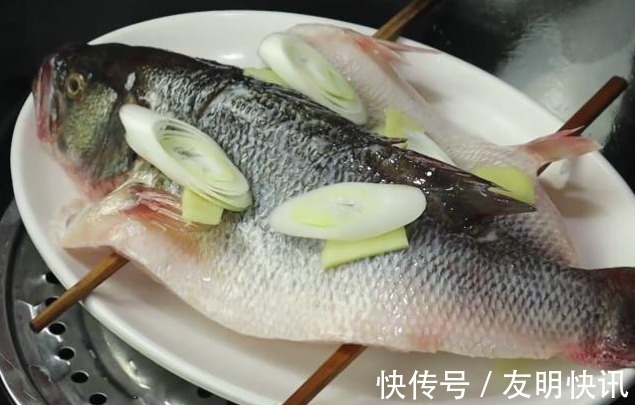 正确做法|做清蒸鲈鱼，蒸前抹盐抹生抽都不对！教您正确做法，鱼肉鲜香嫩滑