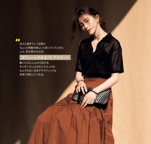 穿搭|看日本太太的穿搭，用“T恤+裙装”打造夏季风情，穿搭出仪态万方